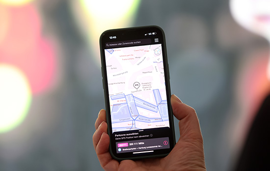 Beispiel für Mobilitätskonzepte: Smartphone mit Smartparking-App